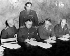Photo prise le 7 mai 1945 à Reims, représentant les officiers des armées alliées qui paraphent la capitulation de l'Allemagne.