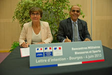 La ministre des sports, Valérie Fourneyron, et le ministre délégué aux anciens combattants, Kader Arif, ont signé mardi 4 juin, à Bourges, une lettre d'intention visant à adopter une convention pour la pérennisation des RMBS.