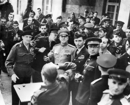 Les chefs militaires alliés célèbrent la capitulation allemande à Francfort. De gauche à droite : le maréchal Bernard Montgomery (GB), le général Dwight D. Eisenhower (US) et le maréchal Gregori Zhukov (URSS).