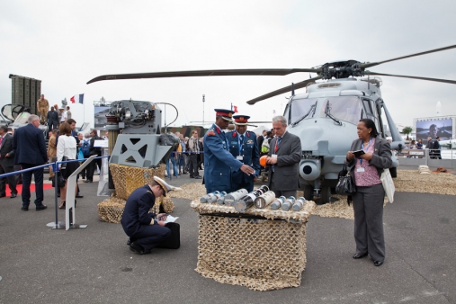Une délégation de l'armée de l'Air kenyane s'est rendue sur le stand du ministère de la Défense. Ils ont pu y découvrir les bouées acoustiques et marqueurs embarqués dans le NH90 Marine.