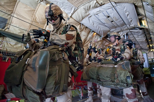 Un groupe de chuteurs opérationnels du commando Trépel se prépare à effectuer un saut opérationnel à grande hauteur (SOGH) au-dessus de Djibouti, base des Forces Françaises de Djibouti, sur la côte Est de l’Afrique