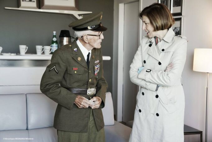 6 juin 2019. 75e anniversaire du Débarquement. Florence Parly rencontre un vétéran.