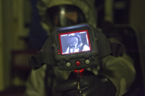Le groupe d’attaque est équipé de caméra d’imagerie thermique portable nouvelle génération. Elle permet de voir à travers la fumée mais également de détecter les zones les plus chaudes, même après l’extinction du feu.