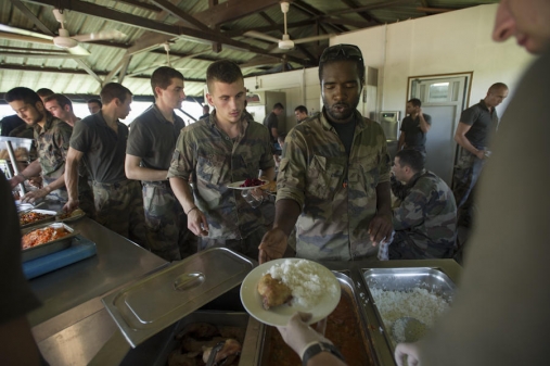 Sur la base opérationnelle avancée de Maripasoula, le déjeuner est un moment important de la journée. Pour le moral des troupes, il est primordial de mélanger vivres secs et frais après des missions de plusieurs jours en ration. 