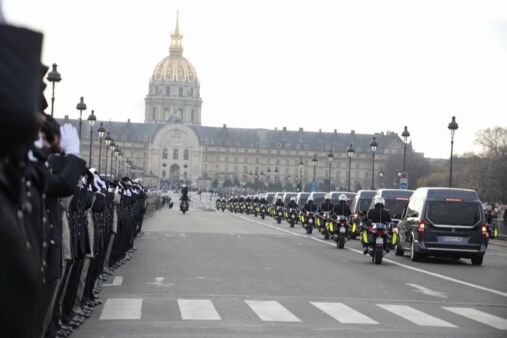A 11h30, un hommage populaire a été rendu au passage du cortège funèbre sur le pont Alexandre III, à Paris, pour honorer les 13 militaires morts pour la France au Mali, le 25 novembre. 
