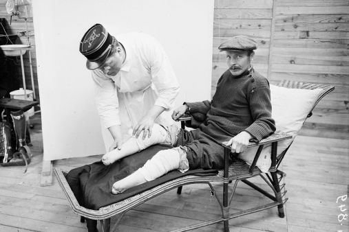 Hôpital militaire à Saint-Maurice : le soldat Gilliot amputé des deux pieds étendu sur une chaise longue. Ce cliché est censuré afin de ne pas montrer un soldat amputé sans sa prothèse.