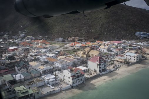 Vue des dégâts de l'île de Saint-Martin à partir d'un avion Casa CN235 de l'escadron de transport 68 "Antilles-Guyane".