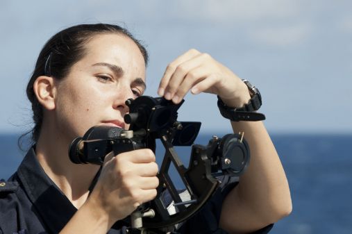 Une femme militaire, à bord de la Frégate Ventose, dans le cadre d’une mission de lutte contre le narcotrafic