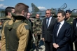 Le Président de la République accompagné du ministre de la Défense en visite sur la base aérienne de Solenzara (25/03/2011)