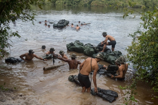 19 avril 2015. Centre d’instruction de la guerre en jungle (CIGS), à Manaus, au Brésil. Les stagiaires des armées brésiliennes et étrangères, dont deux légionnaires, apprennent à fabriquer un radeau en moins de deux heures. Le radeau servira à transporter leurs sacs.