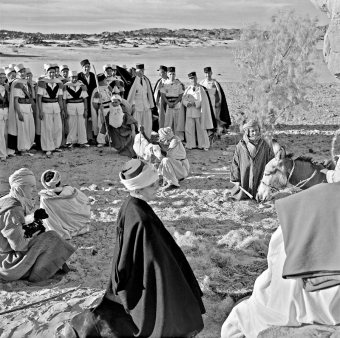 Célébration de Noël chez les légionnaires de la 1ère CSPL (1ère compagnie saharienne portée de légion) près de Djanet, dans le département des Oasis, en plein cœur du Sahara. Le 17 décembre 1957. Crèche vivante.