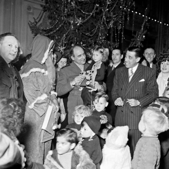 Arbre de Noël avec le général de Lattre de Tassigny et Fernandel, le 15 décembre 1946, en France.