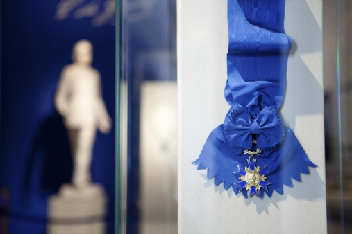 Insigne de grand-croix de l'ordre national du Mérite du général de Gaulle, reçu à la création de l'ordre. Fabriqué par la Monnaie de Paris.