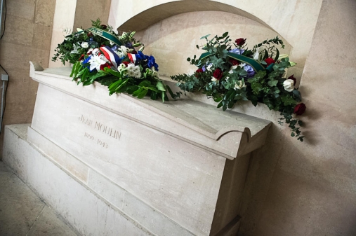 A l'issue de la cérémonie, chacun a pu venir se recueillir sur le tombeau de Jean Moulin.