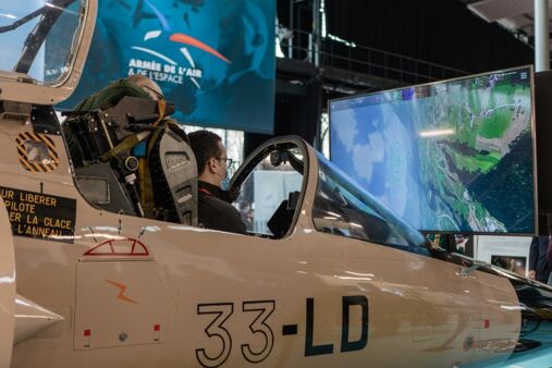 La file d’attente était grande pour essayer ce simulateur d’avion de chasse de l’armée de l’Air et de l’Espace. 