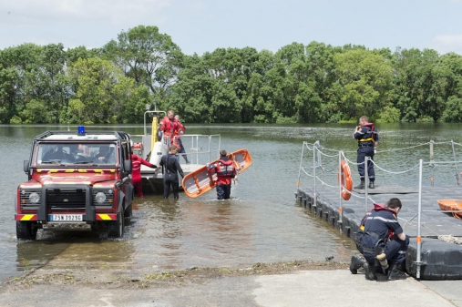 Dans le cadre de l’exercice de la Sécurité civile sur la Maine, les sapeurs-sauveteurs mettent à l'eau la barge. A droite, mise en place d'un ponton en cubisystem.