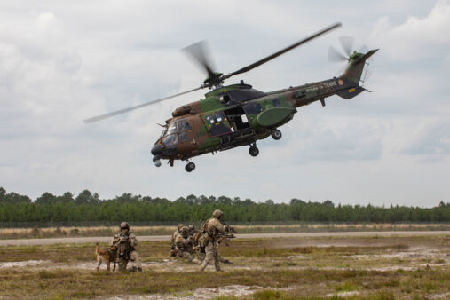 Un commando du 1er Régiment de parachutistes d’infanterie de marine (1er RPIMA), déposé par un hélicoptère Cougar, simule un assaut sur un site occupé par des terroristes.