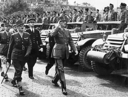 Photo prise le 26 août 1944 du général de Gaulle (D) passant en revue le troupes de la 2e  division blindée du général Leclerc (G),  place de l'Etoile, lors du défilé sur les  Champs-Elysées au lendemain de la libération de Paris. 