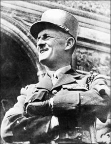 Photo prise en août 1944 devant l'Arc de Triomphe à Paris, du général Leclerc, de son vrai nom Philippe de Hautecloque, qui avait libéré Paris, le 25 août 1944, avec la 2ème DB.