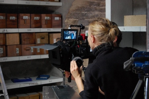 Scène de tournage sur le site l’ECPAD au Fort d’Ivry de plusieurs séquences de la mini série « Génération Canal + », produite par ADL TV pour la chaîne Comédie +.