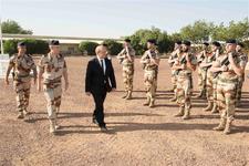 Le ministre de la Défense, Jean-Yves Le Drian, a rencontré les forces françaises déployées lors de sa visite en République centrafricaine et au Tchad, le vendredi 13 décembre 