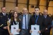 Le ministre de la Défense, Jean-Yves Le Drian, aux cotés des deux jeunes citoyens dont il a remis les certificats de JDC