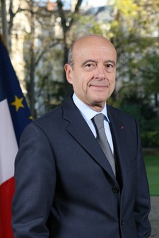 Photo officielle de M. Alain Juppé, ministre d'État, ministre de la défense et des anciens combattants.