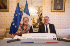 Geneviève Darrieussecq, secrétaire d’État auprès de la ministre des Armées, et Jean-Claude Delmas, directeur des ressources humaines France du groupe Casino, ont signé lundi 4 décembre 2017 une convention de soutien à la politique de la réserve militaire.