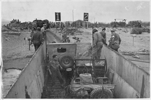 Les unités de l'armée B débarquent par chaland LCVP sur la plage de Grimaud ou de La Foux à Grimaud (Var)