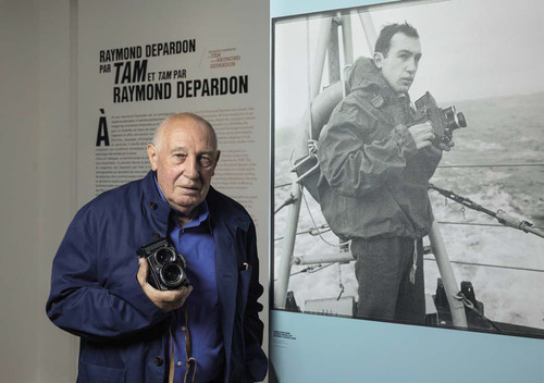 Raymond Depardon sillonne la planète avec boîtiers photo et caméras depuis six décennies.
