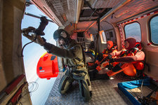 Un mécanicien-navigant et des sauveteurs-plongeurs de l'Escadron d'hélicoptères 1/44 "Solenzara" lors d'une mission d'entrainement de sauvetage en mer