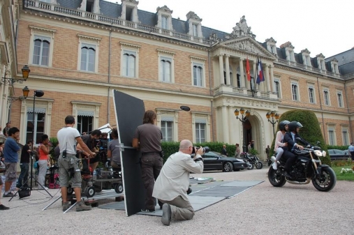 Tournage dans la cour, côté façade nord du quartier général Niel à Toulouse, de séquences du téléfilm « Nom de code Rose », réalisé par Arnauld Mercadier pour EuropaCorp. Télévision.