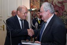 François Godement a reçu, des mains du ministre de la Défense, le prix Brienne du livre géopolitique 