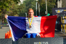 Rémy, paraplégique à la suite d'un accident en parachutisme, a décroché une médaille de bronze en cyclisme aux Invictus Games de Toronto. 