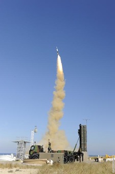 Tir d’essai du missile SAMP-T, destiné à fournir une défense sol-air moyenne portée face à des menaces conventionnelles. Crédit : DGA