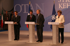 Le président Nicolas Sarkozy, Anders Fogh Rasmussen, tout juste nommé à la tête du secrétariat général de l’Otan, son prédécesseur Jaap de Hoop Scheffer et la chancelière allemande Angela Merkel, lors du sommet de Strasbourg-Kehl, avril 2009