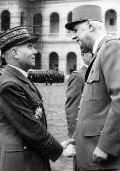 Le général de Gaulle fait grand officier de la légion d'honneur le contrôleur général des armées Jeanneau.jpg