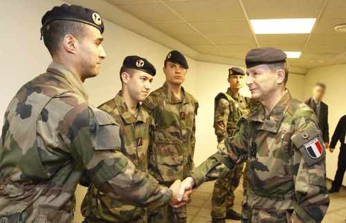 Le 17 avril 2015, le général d’armée Pierre de Villiers est retourné à la rencontre des soldats de l’opération « Sentinelle » déployés à Paris. 