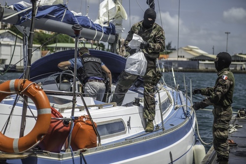Le 8 octobre 2015, la frégate de surveillance Ventôse de la Marine nationale est intervenue à 400 milles nautiques de l’arc Antillais pour intercepter un voilier suspecté de trafic de stupéfiants.   L’opération a été mise en place à l’initiative de l’Office central pour la répression du trafic illicite des stupéfiants (OCRTIS) en partenariat avec l’agence interministérielle de lutte contre le narcotrafic aux USA – la Joint Inter Agency Task Force – South (JIATF-S).  Pisté grâce au concours d’un avion de patrouille maritime Falcon 50 de la Marine nationale, le voilier Mirabelle a été intercepté alors qu’il débutait une traversée transatlantique en direction de l’Europe. Après avoir obtenu l’autorisation de l’Etat du pavillon conformément à l’article 17 de la convention de Vienne de 1988 grâce à la grande réactivité du ministère des Affaires Etrangères, l’équipe de visite de la frégate Ventôse a pris rapidement le contrôle du voilier dont l’équipage s’est montré coopératif. A quai, la cargaison transférée sous la responsabilité de l’OCRTIS a été pesée à plus de 535 kilogrammes de cocaïne pure. 