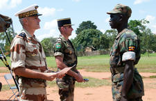 Du 24 octobre au 23 novembre 2013, une vingtaine de militaires du 5e régiment interarmes d’Outre-mer (5e RIAOM) et de la Direction InterArmées du Service de Santé (DIASS), a mené un détachement d’instruction opérationnelle (DIO) au profit des forces de défense ougandaises (Uganda People Defence Force - UPDF), en coordination avec l’African Contingency Training Assistance (ACOTA). 