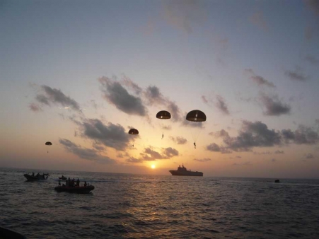 Les commandos marine ont la capacité à être parachutés à la mer pour conduire des opérations spéciales. 