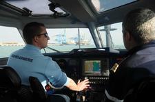A bord de leur vedette, les gendarmes maritimes patrouillent pour assurer la sûreté des navires et installations portuaires
