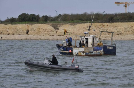 Le semi-rigide de la vedette est régulièrement mis à l’eau pour permettre les visites de contrôle des bateaux de pêche