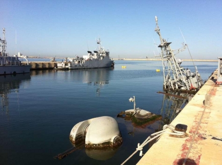 Le BBPD Achéron à quai à Tripoli en novembre  2011, au milieu des navires de la marine libyenne coulés par la coalition