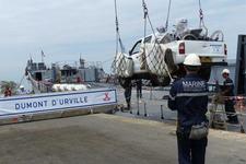 Plus de 16 tonnes de fret humanitaire ont été débarqués du Dumont D’Urville à Port-au-Prince, le 5 mars 2013. 