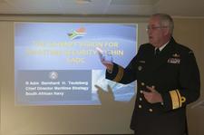 l'amiral Teuteberg présente aux officiers-élèves la vision de la Marine sud-africaine sur les enjeux maritimes de la région.