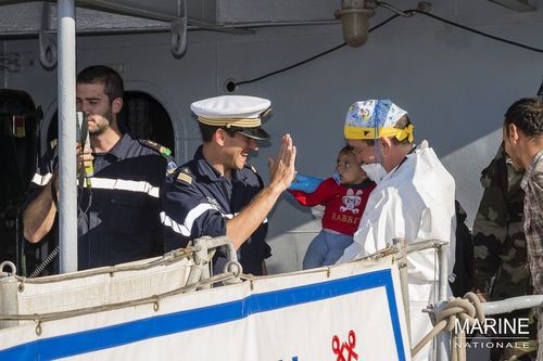 Débarquement des 140 naufragés à Pozzallo en Italie