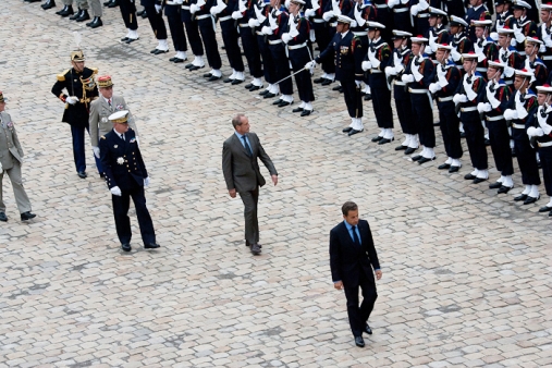 Le Président de la République, accompagné par le ministre de la défense Gérard Longuet passent les troupes en revue