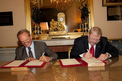 Signature d'un accord intergouvernemental