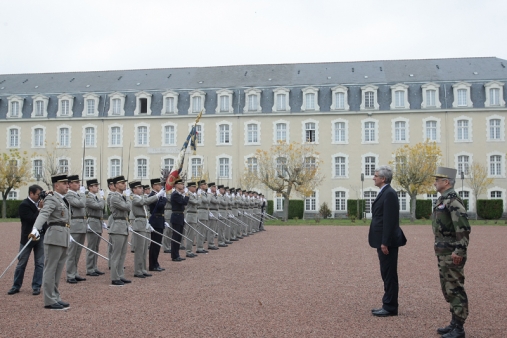 Honneurs et revue des troupes, le ministre Hervé MORIN accompagné par le Général RIPOLL Cdt  l'école du Génie d' Angers. Crédit : R. Pellegrino/ECPAD